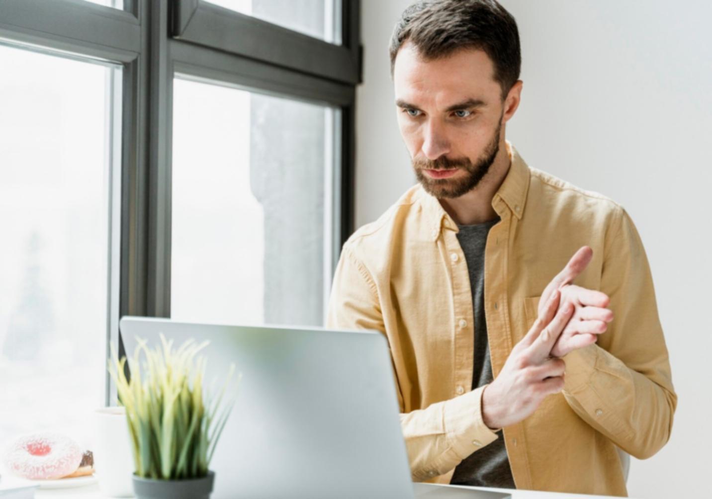 Person analysiert Finanzdiagramme am Schreibtisch